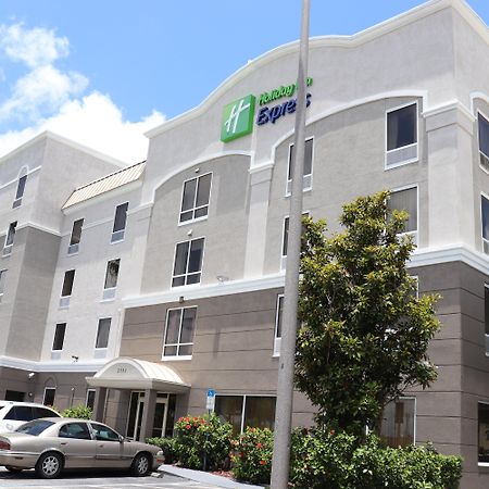 Holiday Inn Express Hotel & Suites Clearwater Us 19 North By Ihg Exterior photo